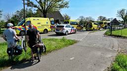 Frontale botsing tussen scooter en wielrenners, vier gewonden