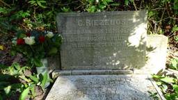 Het grafmonument van Riezebos wordt inmiddels onderhouden (foto: Stichting Vrienden van Begraafplaats De Bieberg).