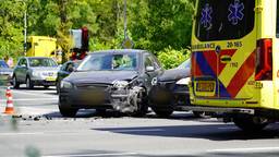 Autobestuurder gewond door botsing op kruising