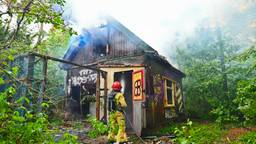 Een leegstaand huisje en een buiten-wc zijn dinsdagmiddag in de bossen aan de Heikantstraat in Waalre afgebrand.