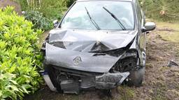 Auto rijdt voortuin in en eindigt tegen loodzware bloempot