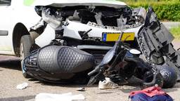 Jongen op scooter komt onder bestelbus terecht en raakt gewond