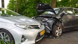 Inzittende gewond na frontale botsing met twee auto's