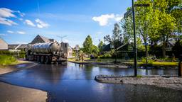 Straat vol met mest nadat giertank uit elkaar knalt
