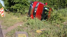 Auto op kant na botsing met vrachtwagen in Uden
