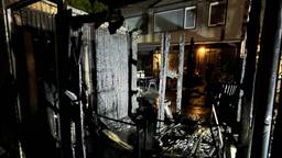 Aan de Dinantlaan in Eindhoven zijn rond halftwaalf zondagavond twee schuurtjes en een schutting door brand verwoest.