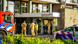 De hulpdiensten zijn maandagochtend massaal uitgerukt naar een seniorenflat aan het Herodotusplein in Eindhoven.