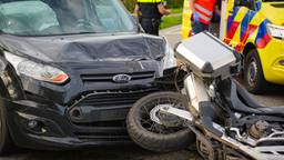 Motorrijder zwaargewond na botsing met auto