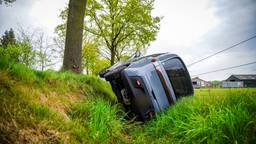 Brommobiel belandt in sloot