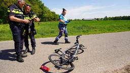 Wielrenner en motorrijder botsen in Baarle-Nassau.