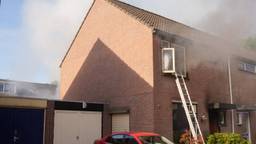 Een moeder heeft haar zoontje van de eerste verdieping laten vallen in de handen van buurmannen (foto: Harrie Grijseels/SQ Vision).