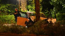 Auto crasht tegen boom in Roosendaal