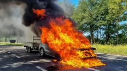 Auto volledig in brand in Oisterwijk