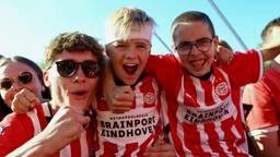 Jelle, Teun en Sem uit Budel stonden al om half elf paraat om de kampioenen te zien (foto: Lobke Kapteijns).