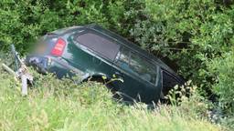 Automobilist gewond nadat hij met aanhanger in sloot rijdt