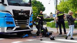 Vrachtwagen botst op scootmobiel, vrouw gewond naar het ziekenhuis