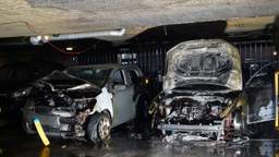 Brand in parkeerdek: bewoners midden in de nacht hun bed uit