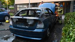 Geparkeerde auto vliegt in brand