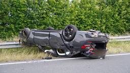 Auto crasht en slaat over de kop op A4