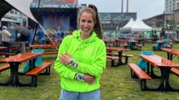 Elly bedacht armbandjes voor singles en op dit festival zijn ze populair