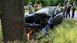 Bestuurder gewond na botsing tegen boom, voertuig compleet vernield
