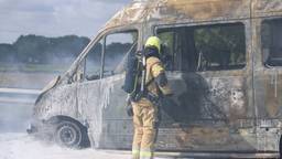 Taxibusje volledig uitgebrand op de snelweg