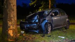 Vrouw zwaargewond bij botsing tegen boom, traumahelikopter opgeroepen