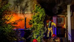Huis verwoest door brand: bewoner gewond en kat overleden