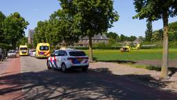 Fietsster zwaargewond na botsing met auto, traumahelikopter opgeroepen