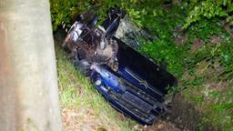 Auto raakt bomen en belandt in greppel