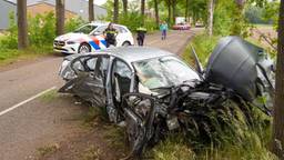 Grote ravage, man crasht tegen meerdere bomen