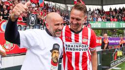 Een trotse Peter Bosz en Luuk de Jong (foto: Hans van der Valk/Orange Pictures).