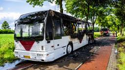 Touringcar vliegt rijdend in brand, chauffeur reageert nuchter