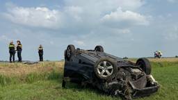 Auto belandt ondersteboven in weiland