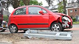 Poort omver gereden bij botsing tussen twee auto's
