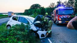 Een automobilist is woensdagavond tegen een vangrail gebotst  in Heeswijk-Dinther.