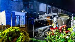 Een huis in Oss heeft woensdagavond flinke schade opgelopen door brand bij de overkapping.