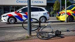 Auto rijdt door na aanrijding fietser, politie zoekt bestuurder