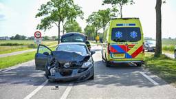 Een auto is maandagochtend achterop een bestelbus gebotst op De Langeweg in Zevenbergen.
