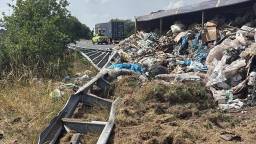 Vrachtwagen vol afval gekanteld op de A58