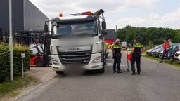 Man valt van vrachtwagen in Deurne