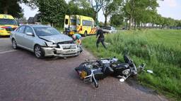 Motorrijder belandt in sloot na harde botsing