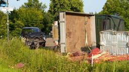 Bestelbus belandt op zijkant na botsing met auto