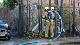 Heg en auto in brand gevlogen, hele heg is weg