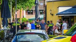 Man met kapmes verwondt mensen op terras café