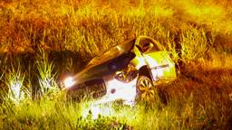 Vrouw wijkt uit, auto belandt in berm