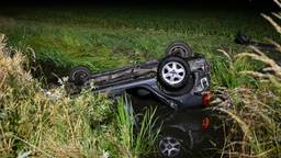 Auto ondersteboven in sloot
