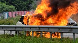Auto vat vlam op A58
