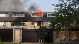 Brand verwoest tussenwoning, bewoners drie huizen slapen elders