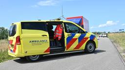 Wielrenner zwaargewond naar ziekenhuis na ongeluk met bestelbusje